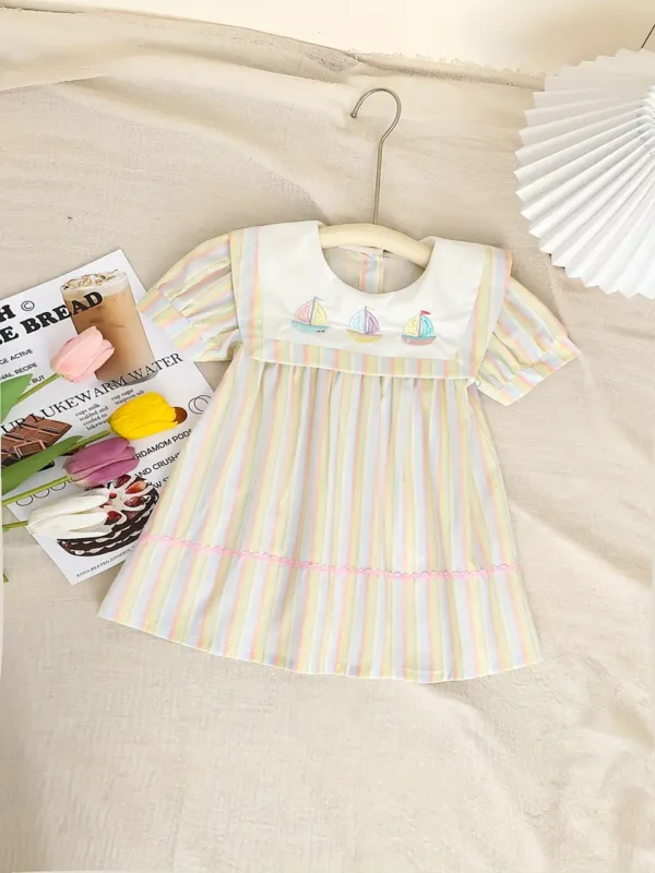 vestido de listas y bordado